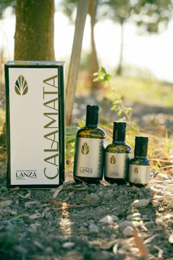 Set di olio extravergine di oliva Calamata Lanza con lattina e bottiglie in natura